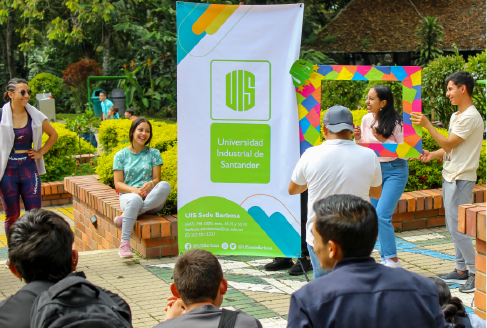Fotografía de estudiantes participando en evento institucional en al sede UIS Barbosa